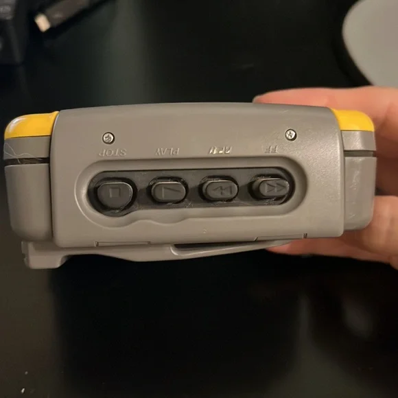 Sony Sports Walkman WM-FS191 AM/FM Radio & Cassette Player - Picture 2 of 6